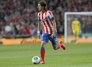 Temporada 12/13. Final Copa del Rey 2012-13. Real Madrid - Atlético de Madrid. Filipe Luis conduce el balón sobre el verde del Bernabéu